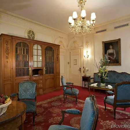 Raphael 5* Paris