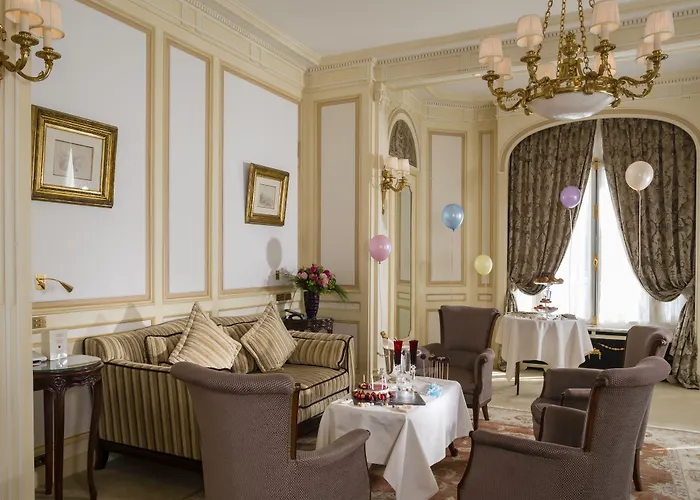 Raphael 5* Paris